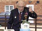 Válený veterán Tom Moore na oslav svých 100. narozenin (Bedford, 30. dubna...
