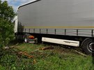 Kamion vyjel ze silnice a skonil v poli (25.5.2020).
