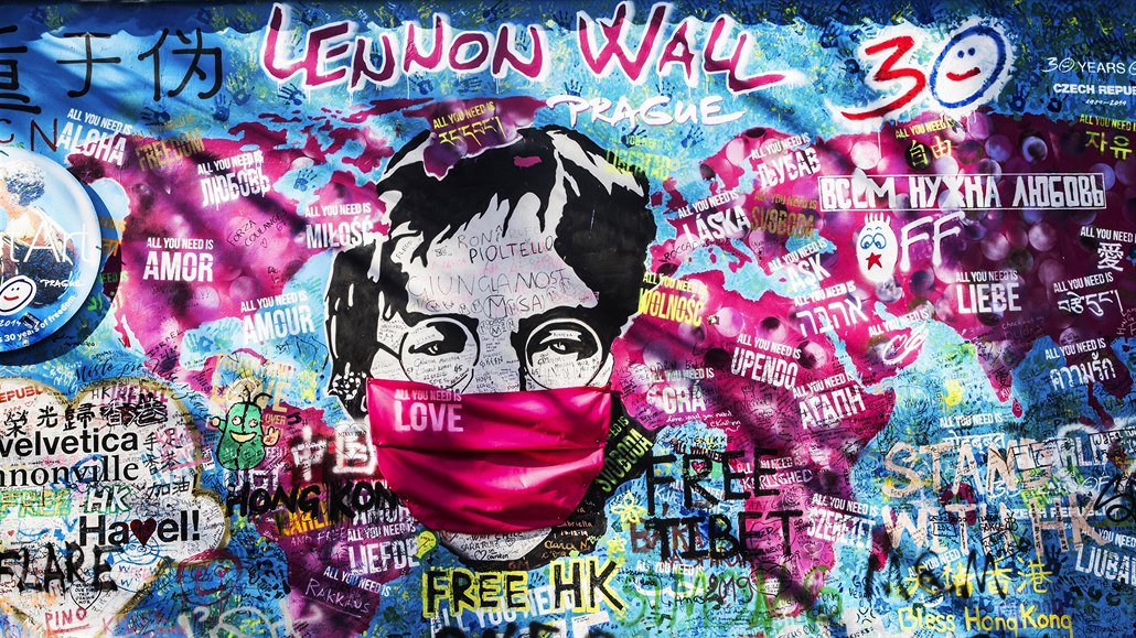 All you need is LOVE. Dokonce i John Lennon na proslulé zdi na praské Kamp...