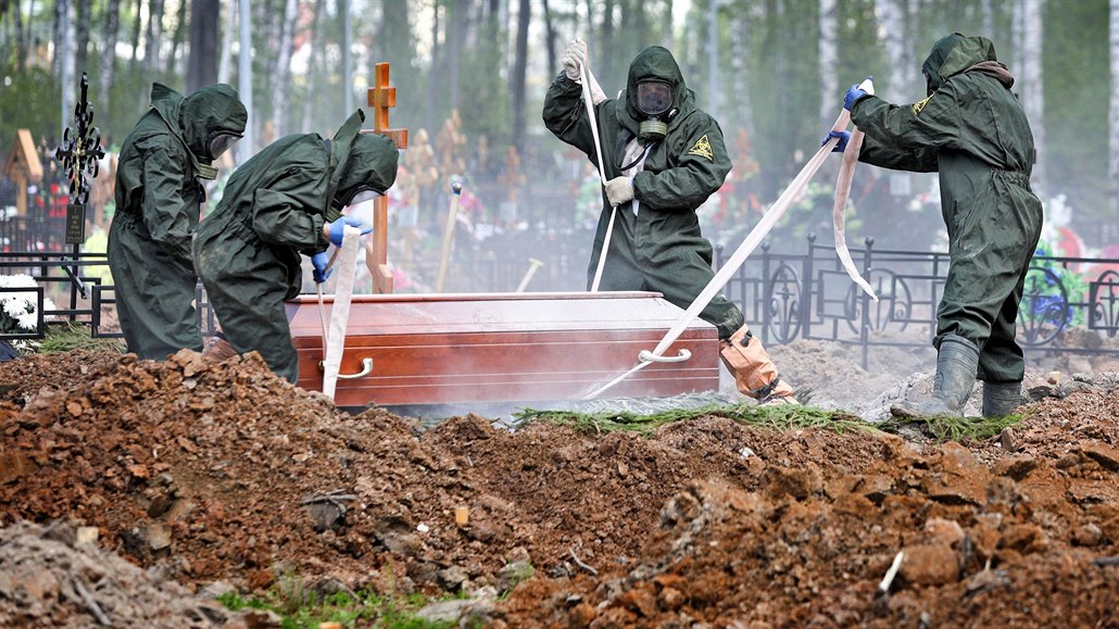 Pracovníci hbitova na okraji Moskvy bhem pohbu jedné z obtí koronaviru (15....