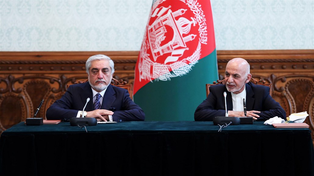 Afghánský prezident Ašraf Ghaní se svým protikandidátem Abdulláhem Abdulláhem...
