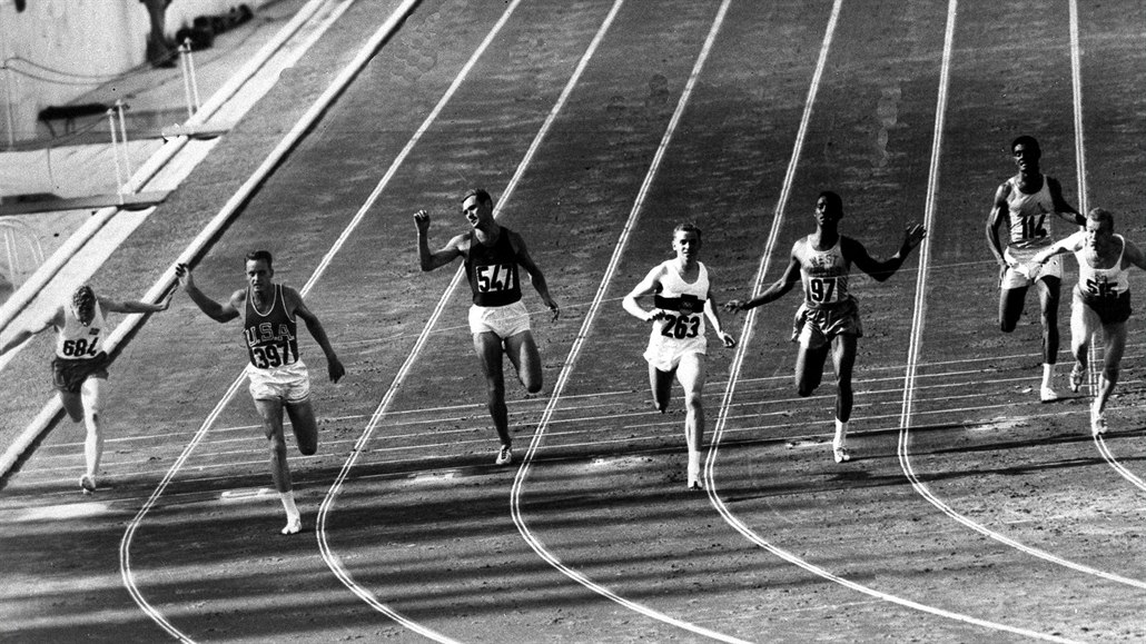 Finiš stovky na olympijských hrách v Římě 1960: Dave Sime (č. 397) skončil...