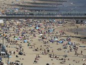 Pláž v jihoanglickém Bournemouth zaplnil během slunné středy dav lidí. (20....