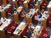 Pražští zastupitelé seděli při jednání odděleni plexiskly na ochranu proti...
