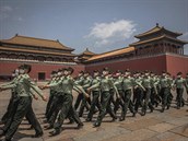 Jednotka vojáků z Čínské lidové armády pochoduje Zakázaným městem v Pekingu....
