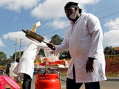 Kuchaři v Nairobi připravují občerstvení v improvizovaném stánku u silnice....