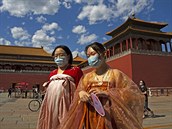 Ženy v tradičních šatech procházejí v centru Pekingu. (27. května 2020)