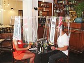 Pár ve francouzské restauraci předvádí, jak se večeří za plastovými štíty. (27....