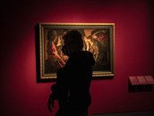 Návštěvník prochází před obrazem francouzského malíře Georgese de La Toura ve...