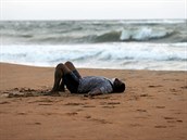 Muž v roušce odpočívá na pláži v Kolombu, hlavním městě Srí Lanky. (28. května...