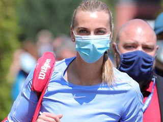 Petra Kvitová nastupuje k zápasu s Barborou Krejčíkovou.
