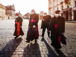 I Velikonoce se v dob koronaviru zmnily. Kardinál Duka a pomocní biskupové...