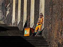 Pracovnice technických slueb odpoívá na zcela prázdných Zámeckých schodech v...