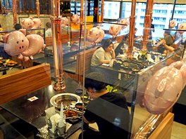 V jiné bangkokské restauraci zabírají zapovězená místa nafukovací balonky v...
