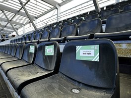 Jmna fanouk na przdnch sedakch jabloneckho stadionu.