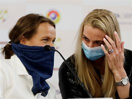 Petra Kvitov (vpravo) a Barbora Strcov na tiskov konferenci ped tenisovm...