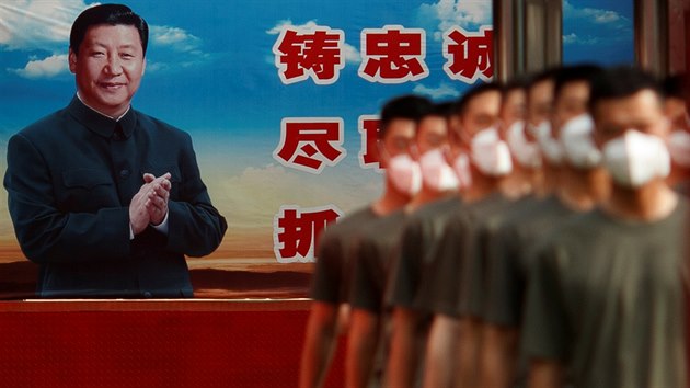 Portrt nskho prezidenta Si in-pchinga ped branami Zakzanho msta. V Pekingu zaalo zasedn nskho parlamentu. (22. kvtna 2020)