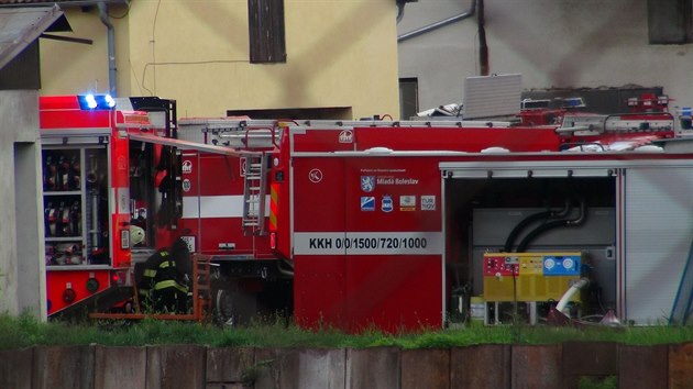 Požár mlýna v Brodcích na Mladoboleslavsku zkomplikovala členitost budovy a uskladněná mouka. (26. května 2020)