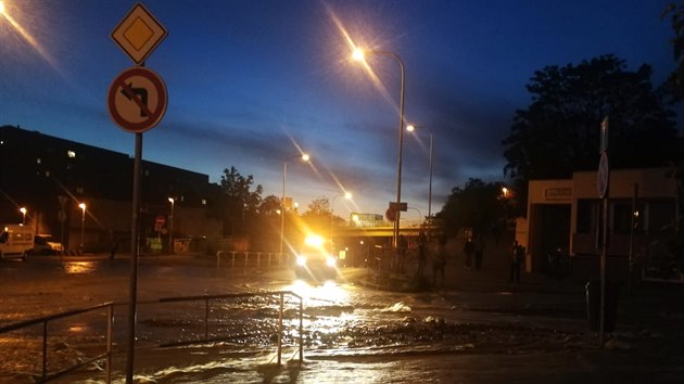 Na pražském Žižkově ve čtvrtek večer došlo k havárii vodovodního řadu. (21. května 2020)