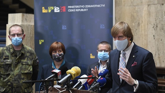 Ministr Adam Vojtch na tiskov konferenci k prbnmu vyhodnocen vvoje epidemie covid-19 a vlivu uvolovn opaten. (22. kvtna 2020)