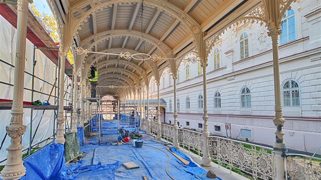 Rekonstrukce karlovarsk Sadov kolondy pokrauje ntrem litinovch konstrukc.