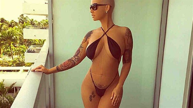 Amber Rose se v minulosti �ivila jako tane�nice u ty�e. Nem� probl�m se odhalit. Neboj� se ani ukazovat �adra, Bikiny vol� ty nej�sporn�j��, ale nah� na ve�ejnost nechod�, aby nepobu�ovala. 
