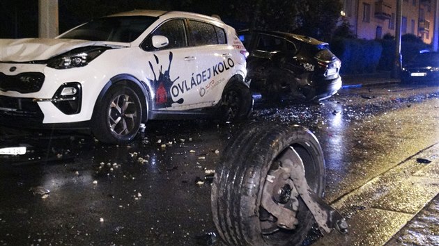 V noci na sobotu opilý řidič naboural několik zaparkovaných aut v Praze v ulici Na Petřinách (22. května 2020).