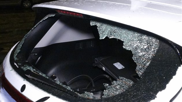 V noci na sobotu opilý řidič naboural několik zaparkovaných aut v Praze v ulici Na Petřinách (22. května 2020).