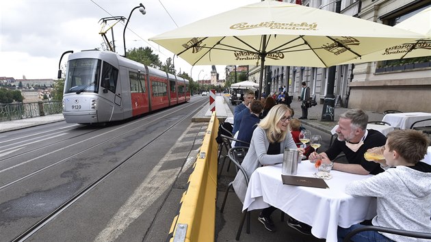 Pro auta se zavřel zhruba stometrový úsek jednoho jízdního pruhu na Smetanově nábřeží v Praze (23. května 2020).