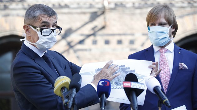 Premir Andrej Babi a ministr zdravotnictv Adam Vojtch pedstavili v porodnici U Apoline nov projekt centra neonatologie se specializovanou p o pedasn narozen dti. (21. kvtna 2020)