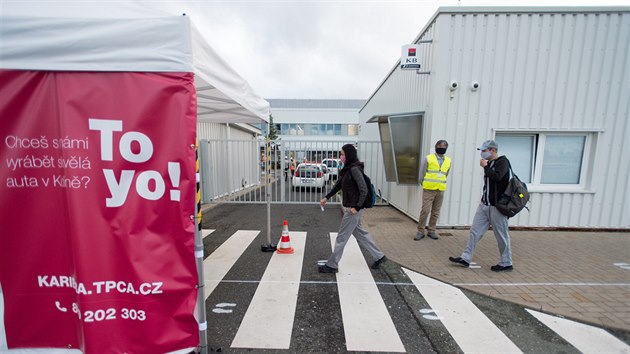 Zaměstnanci kolínské automobilky Toyota Peugeot Citroën Automobile (TPCA) se v pondělí vrátili do práce. Firma po více než dvouměsíční odstávce obnovila výrobu. (25. května 2020)