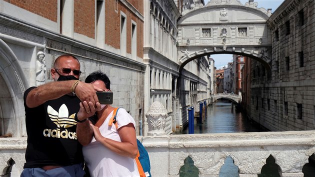 Do italskch Bentek se po rozvolnn nejtvrdch opaten proti koronaviru vrtili prvn turist. (24. kvtna 2020)