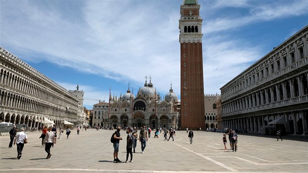 Do italskch Bentek se po rozvolnn nejtvrdch opaten proti koronaviru vrtili prvn turist. Nmst Svatho Marka je pesto poloprzdn. (24. kvtna 2020)