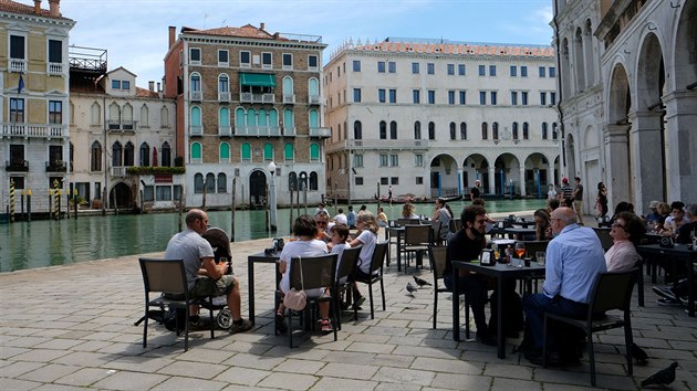 Do italských Benátek se po rozvolnění nejtvrdších opatření proti koronaviru vrátili první turisté. (24. května 2020)