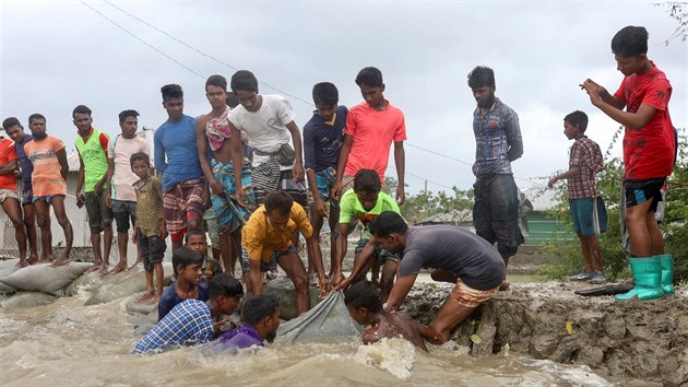 Supercyklon Amphan dorazil na indick� pob�e��. (20. kv�tna 2020)


Local people try to enforce the embankment before the cyclone Amphan makes its landfall in Gabura outskirts of Satkhira district, Bangladesh May 20, 2020. REUTERS/Stringer NO RESALES. NO ARCHIVES.