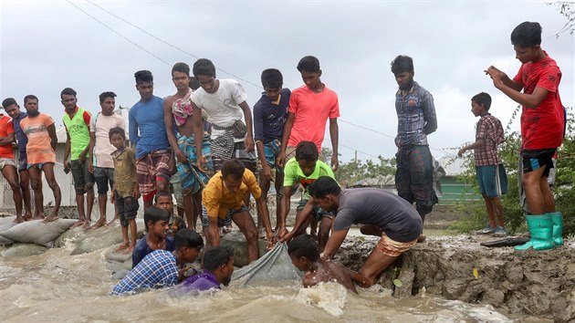 Supercyklon Amphan dorazil na indick pobe. (20. kvtna 2020)


Local people try to enforce the embankment before the cyclone Amphan makes its landfall in Gabura outskirts of Satkhira district, Bangladesh May 20, 2020. REUTERS/Stringer NO RESALES. NO ARCHIVES.