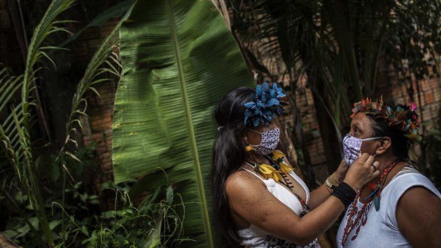 Brazilt indini z etnika Satere Mawe v roukch (13. kvtna 2020)