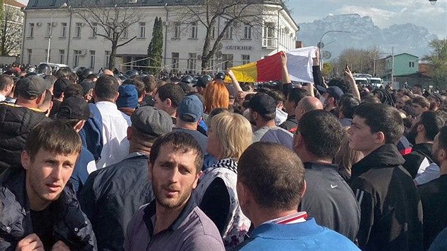 Demonstrace proti koronavirovm opatenm ve Vladikavkazu v Severn Osetii (20. dubna 2020)