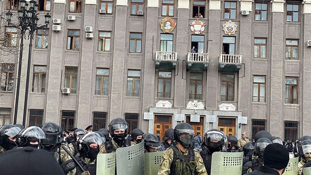 Demonstrace proti koronavirovm opatenm ve Vladikavkazu v Severn Osetii (20. dubna 2020)