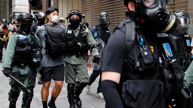 Policie v Hongkongu rozhnla demonstraci proti zkonu o nrodn bezpenosti navrhovanmu Pekingem. (27. kvtna 2020)