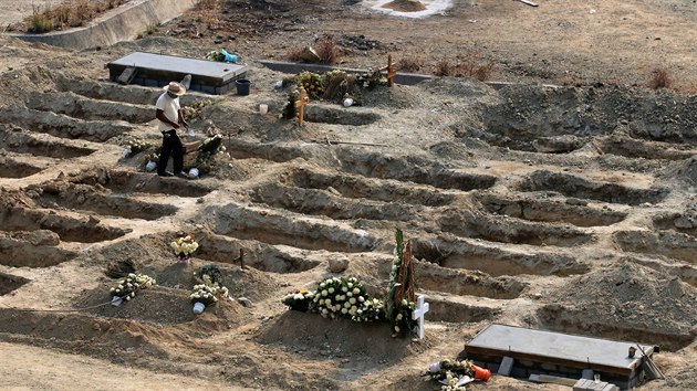Nové hroby připravené pro oběti koronaviru v mexickém Acapulcu (26. května 2020)
