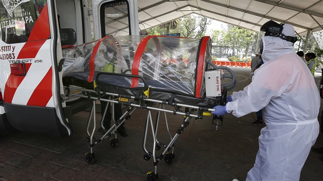 Záchranáři v mexické metropoli převážejí nemocného s koronavirem. (26. května 2020)