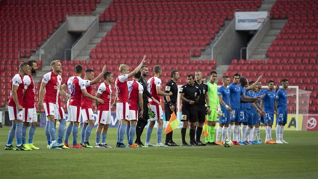 PED PRZDNMI TRIBUNAMI. Slavia si odpykv trest za dn fanouk, a tak se duel s Libercem odehrv bez divk.