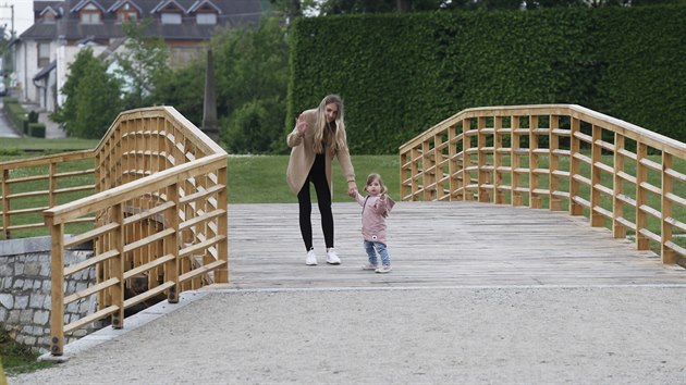 Na v�t�� z nov�ch l�vek navazuje um�l� vyv��enina, kde se v jarom��ick�m z�meck�m parku tradi�n� konaj� koncerty.