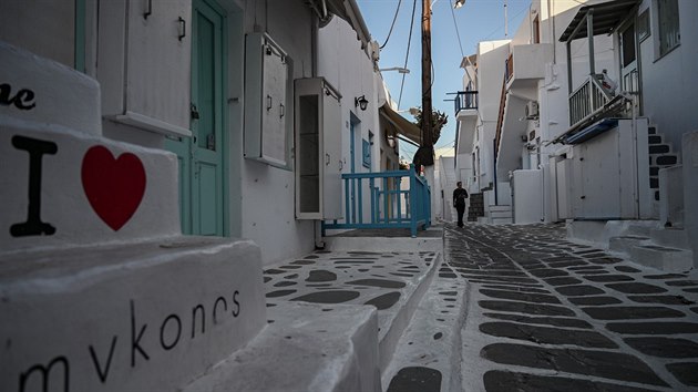 „Mykonos má budoucnost, to je jasné,“ říká Dimitris Samaras, majitel zlatnictví. „Jestli letos turisté nepřijdou, budeme mít zákazníky z jachet. Mykonos je úsměv moře,“ zdůrazňuje.