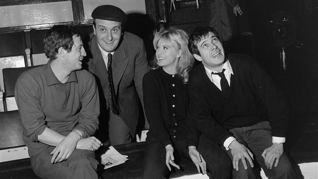 Jean-Paul Belmondo, Pierre Tchernia, Sophie Daumierová a Guy Bedos na snímku z roku 1963