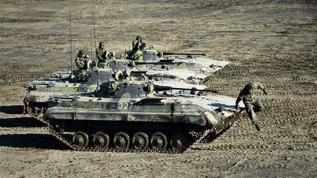 Cvičení českého uskupení pro Síly velmi rychlé reakce NATO na Libavé. Jádro tvoří 71. mechanizovaný prapor z Hranic vyzbrojený dosluhujícími obrněnci BVP-2, které chce armáda nahradit.