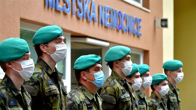 Ministr obrany Lubomír Metnar (není na snímku) se setkal s vojáky, kteří pomáhají se zajištěním provozu v nemocnici Mariánské Lázně. (20. května 2020)