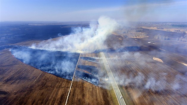 Dubnové lesní požáry u města Bolotnoje nedaleko ruského Novosibirsku. (23. dubna 2020)
