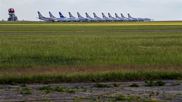 Letadla společnosti Smartwings uzemněná na pražském Letišti Václava Havla. (21. května 2020)